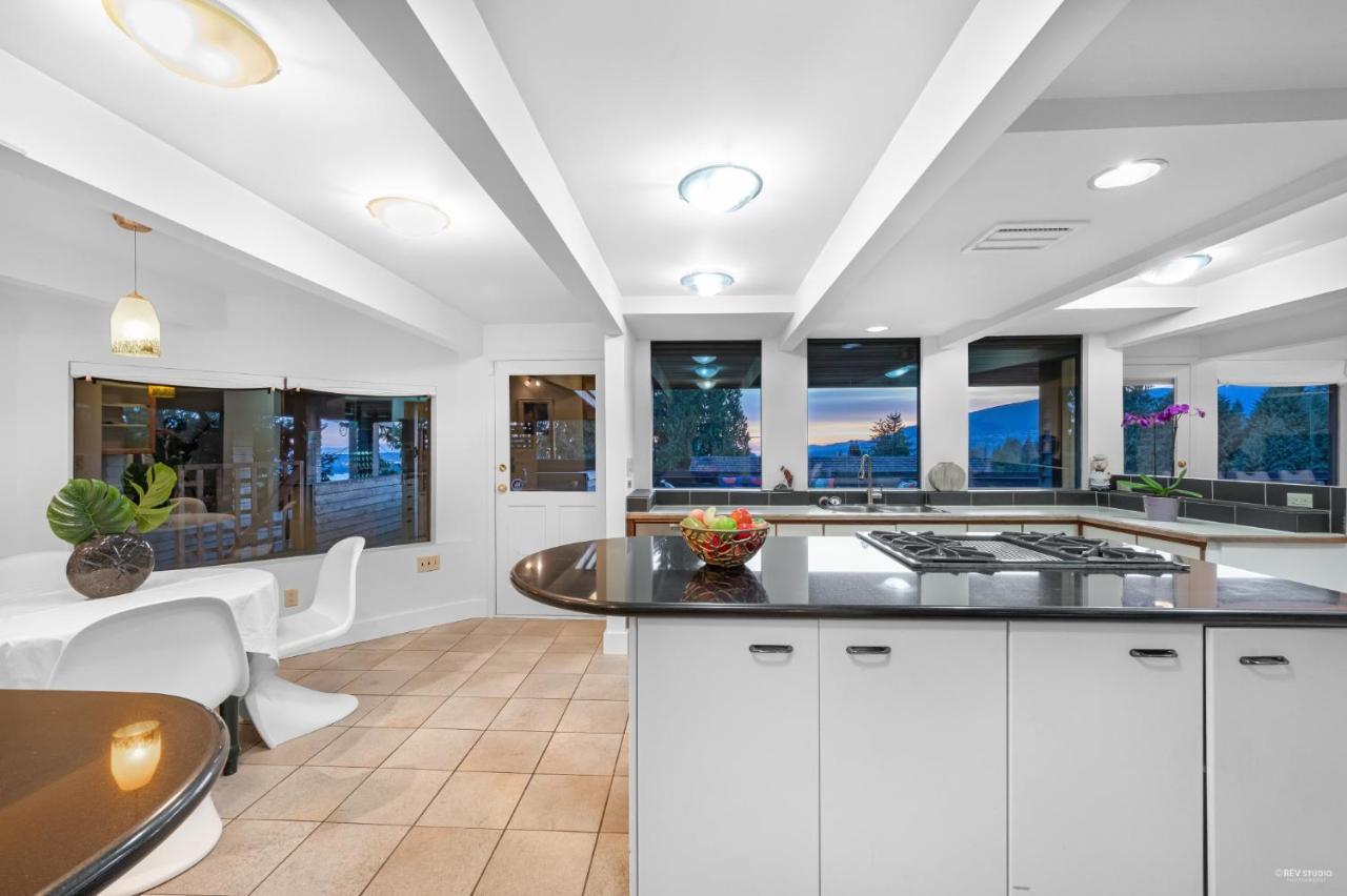 Grouse Cheerful Large Private Bedroom, Bath, Shared Deck, Pool, Hot Tub North Vancouver Eksteriør bilde