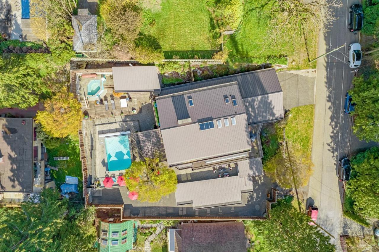 Grouse Cheerful Large Private Bedroom, Bath, Shared Deck, Pool, Hot Tub North Vancouver Eksteriør bilde