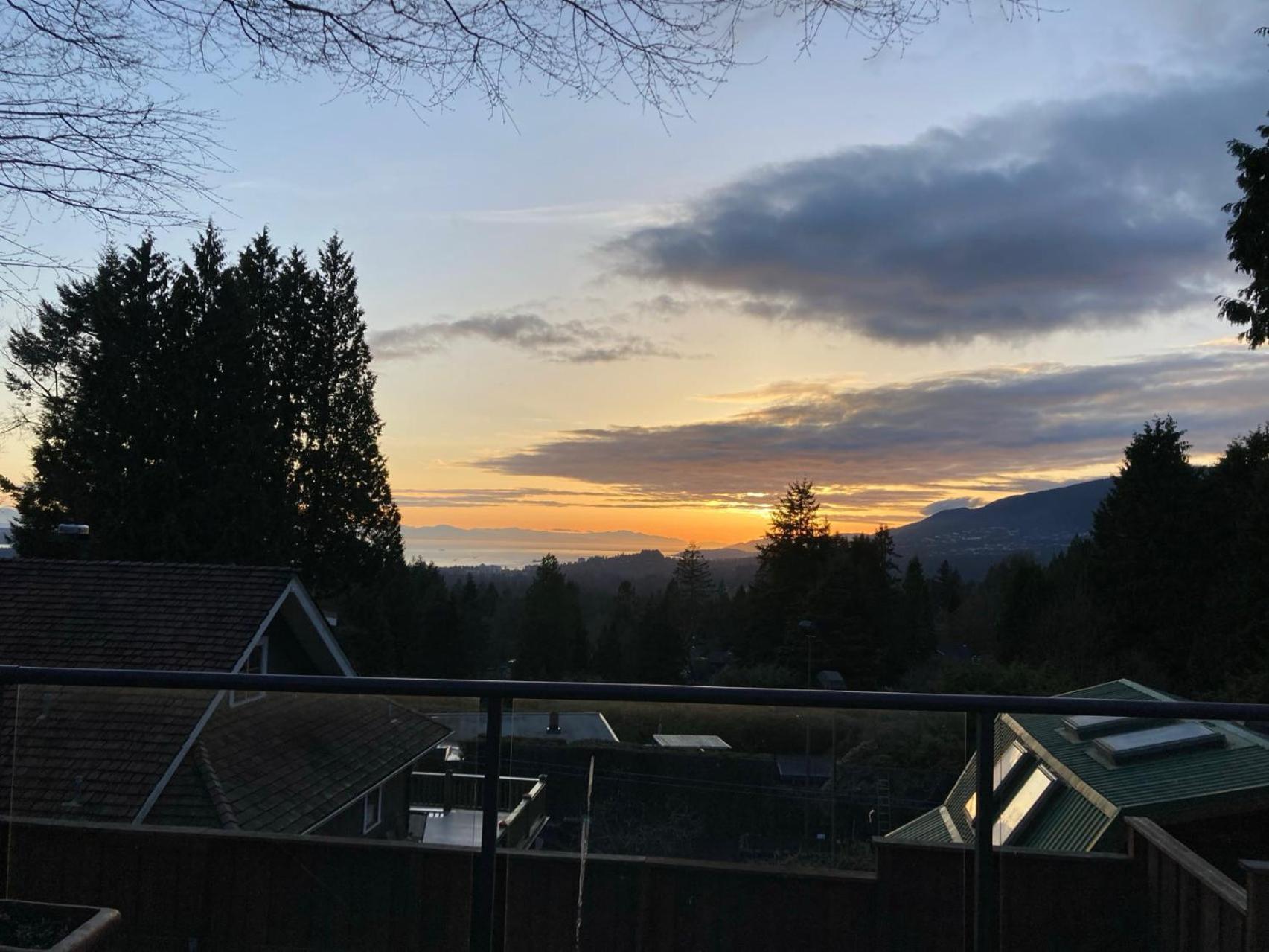 Grouse Cheerful Large Private Bedroom, Bath, Shared Deck, Pool, Hot Tub North Vancouver Eksteriør bilde