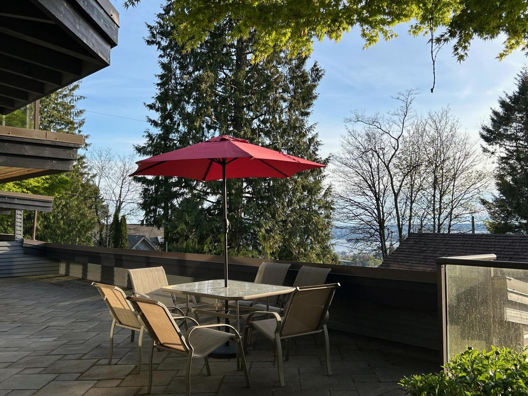 Grouse Cheerful Large Private Bedroom, Bath, Shared Deck, Pool, Hot Tub North Vancouver Eksteriør bilde
