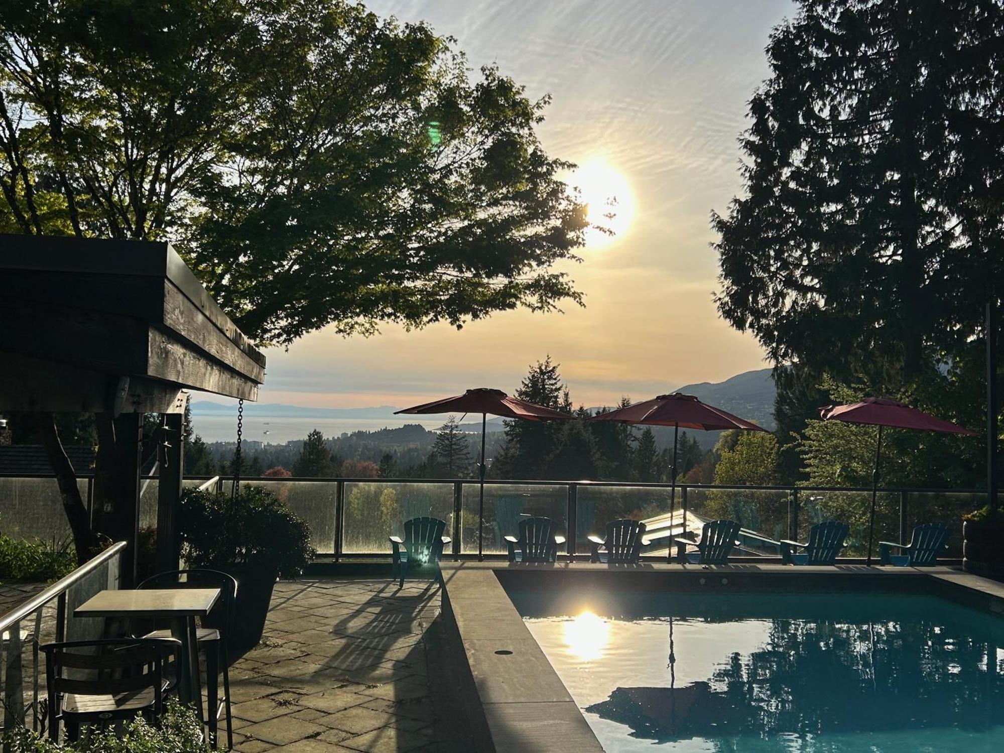 Grouse Cheerful Large Private Bedroom, Bath, Shared Deck, Pool, Hot Tub North Vancouver Eksteriør bilde
