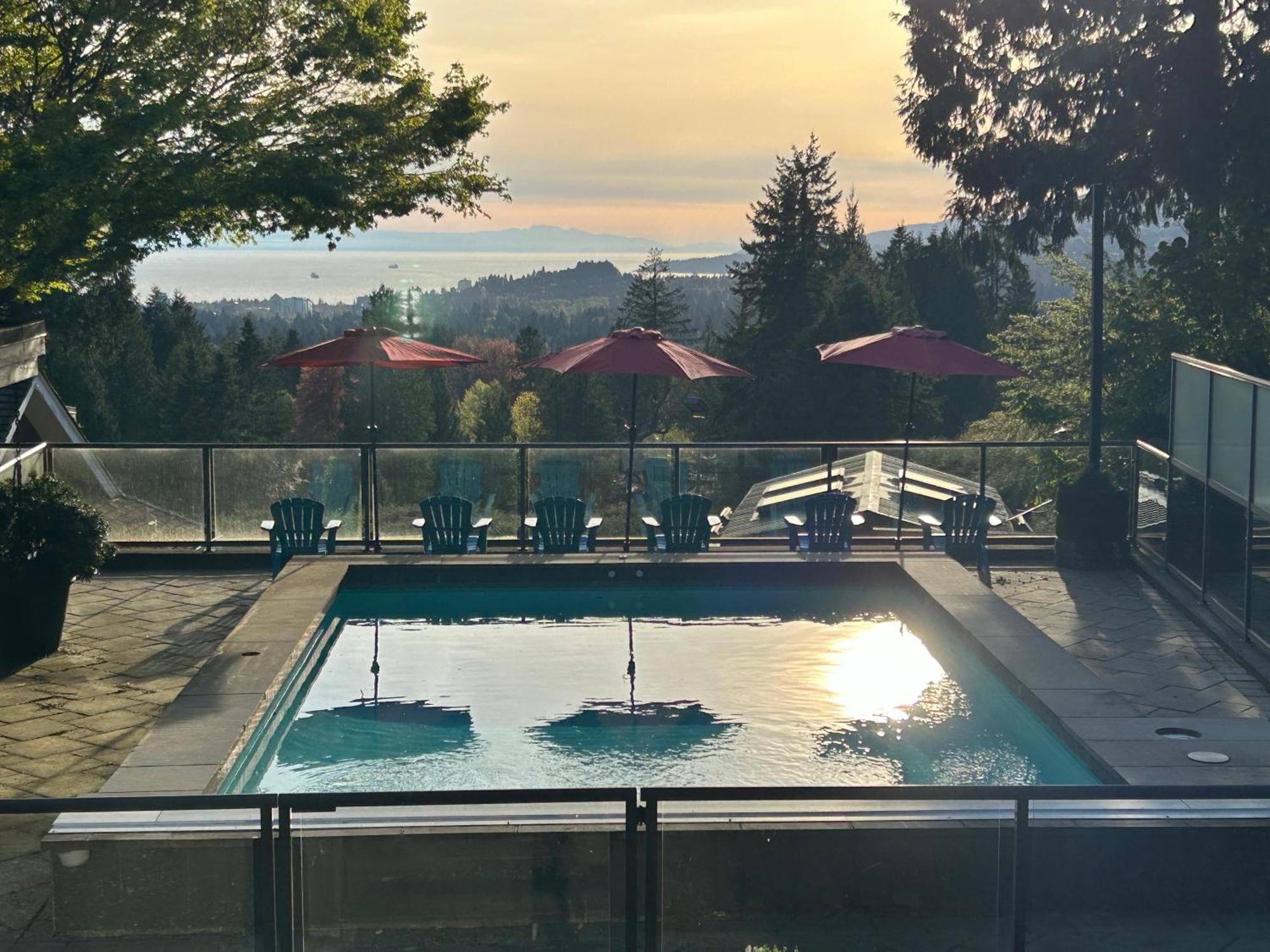 Grouse Cheerful Large Private Bedroom, Bath, Shared Deck, Pool, Hot Tub North Vancouver Eksteriør bilde