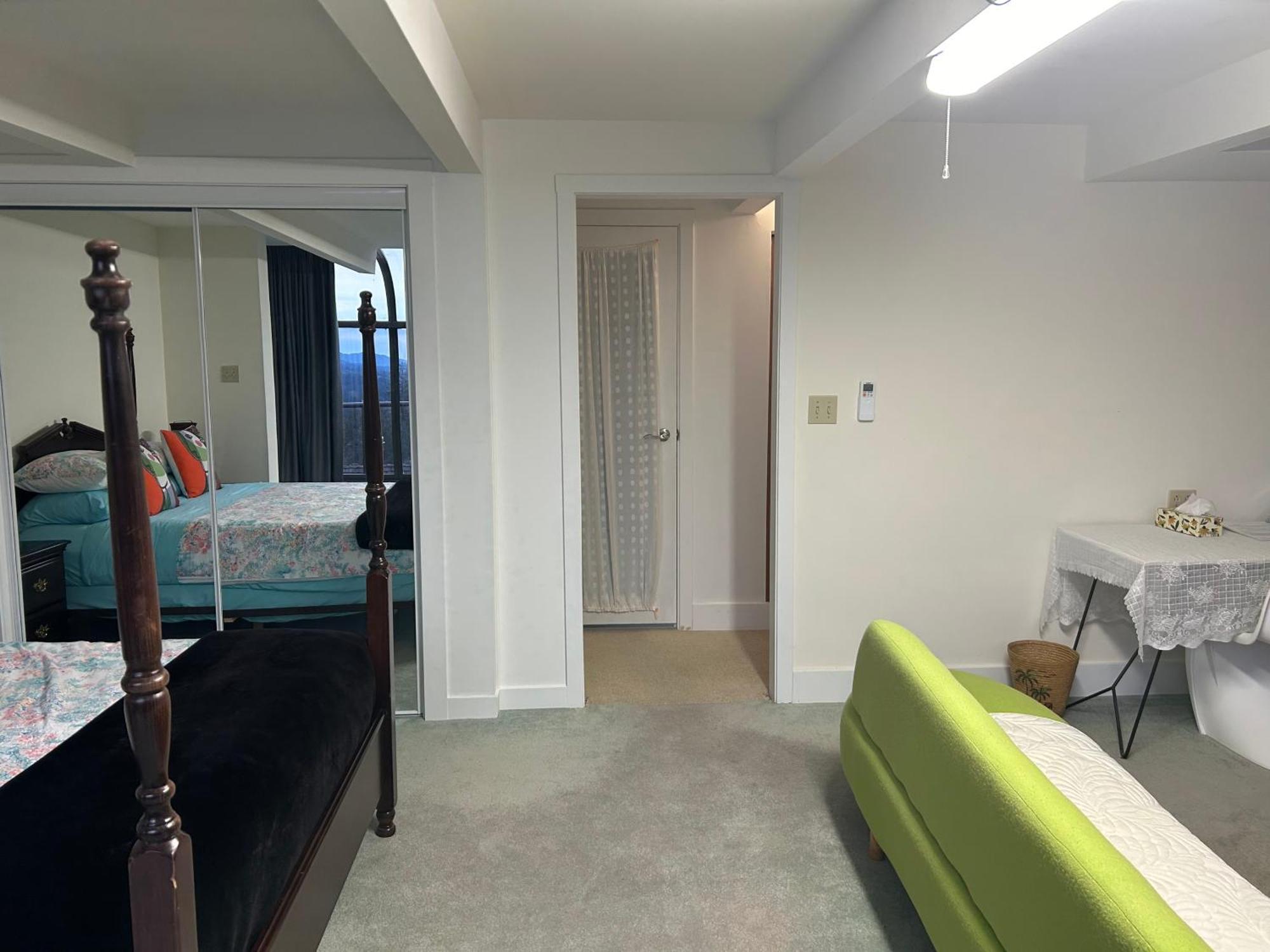 Grouse Cheerful Large Private Bedroom, Bath, Shared Deck, Pool, Hot Tub North Vancouver Eksteriør bilde