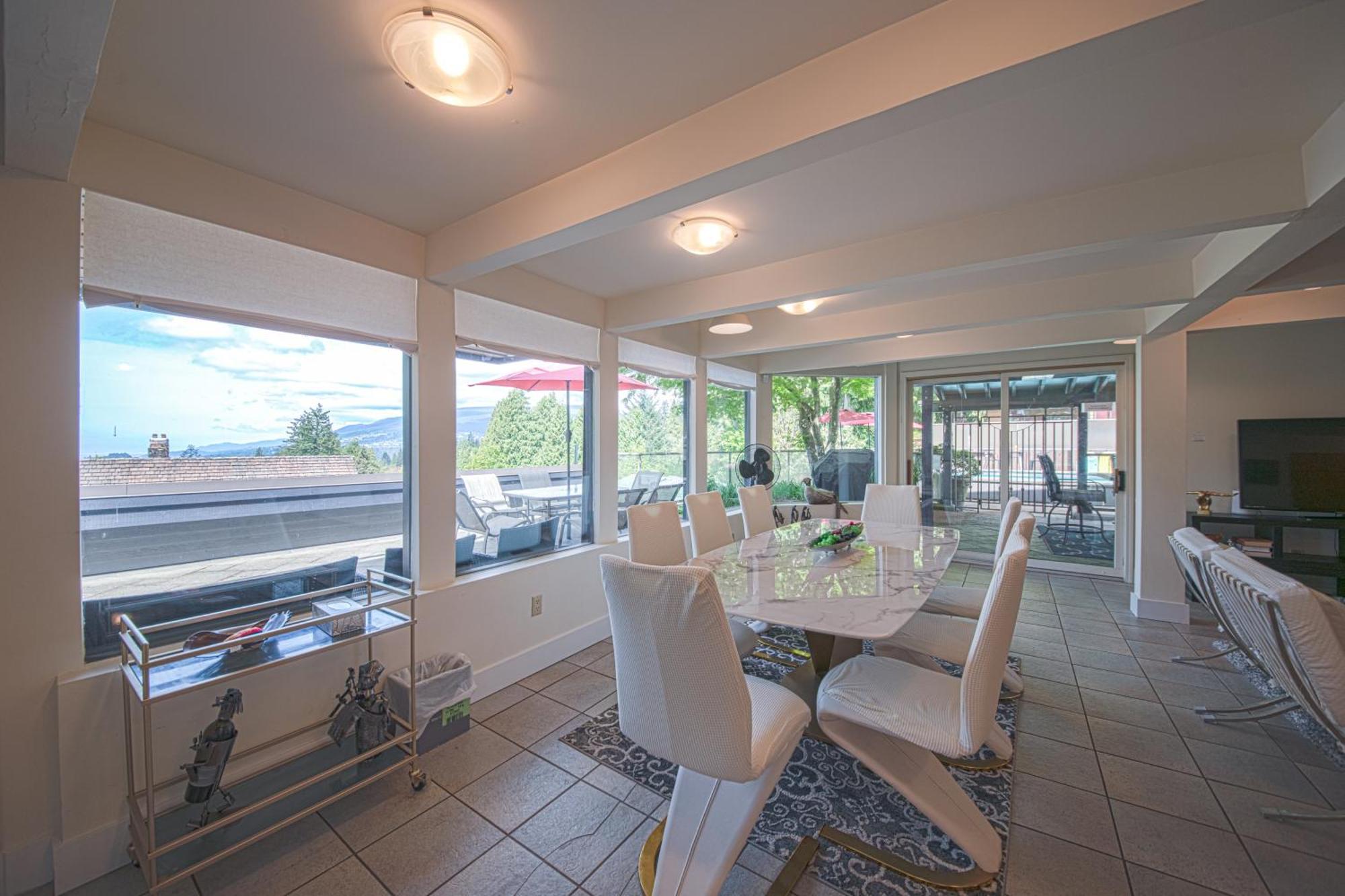 Grouse Cheerful Large Private Bedroom, Bath, Shared Deck, Pool, Hot Tub North Vancouver Eksteriør bilde