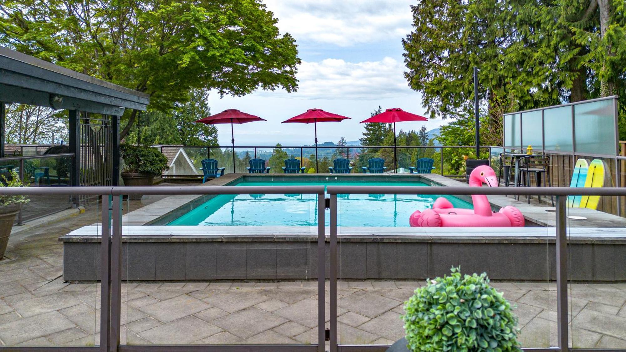 Grouse Cheerful Large Private Bedroom, Bath, Shared Deck, Pool, Hot Tub North Vancouver Eksteriør bilde