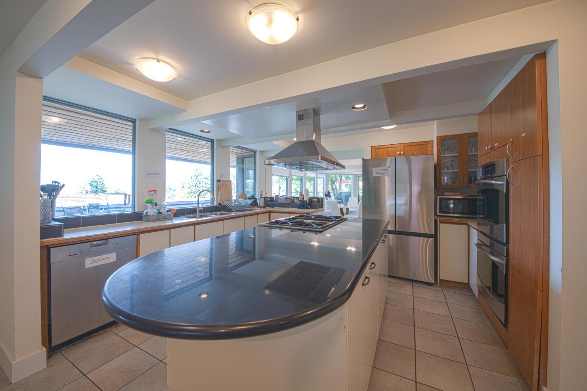 Grouse Cheerful Large Private Bedroom, Bath, Shared Deck, Pool, Hot Tub North Vancouver Eksteriør bilde