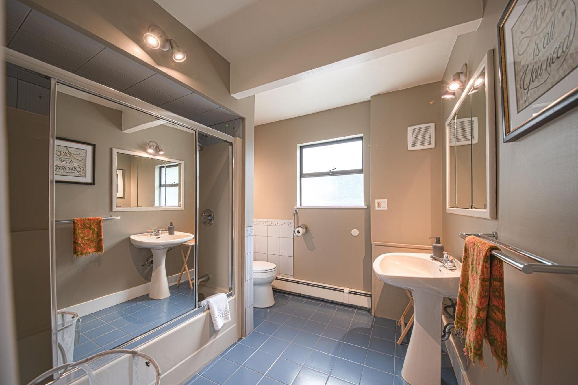 Grouse Cheerful Large Private Bedroom, Bath, Shared Deck, Pool, Hot Tub North Vancouver Eksteriør bilde