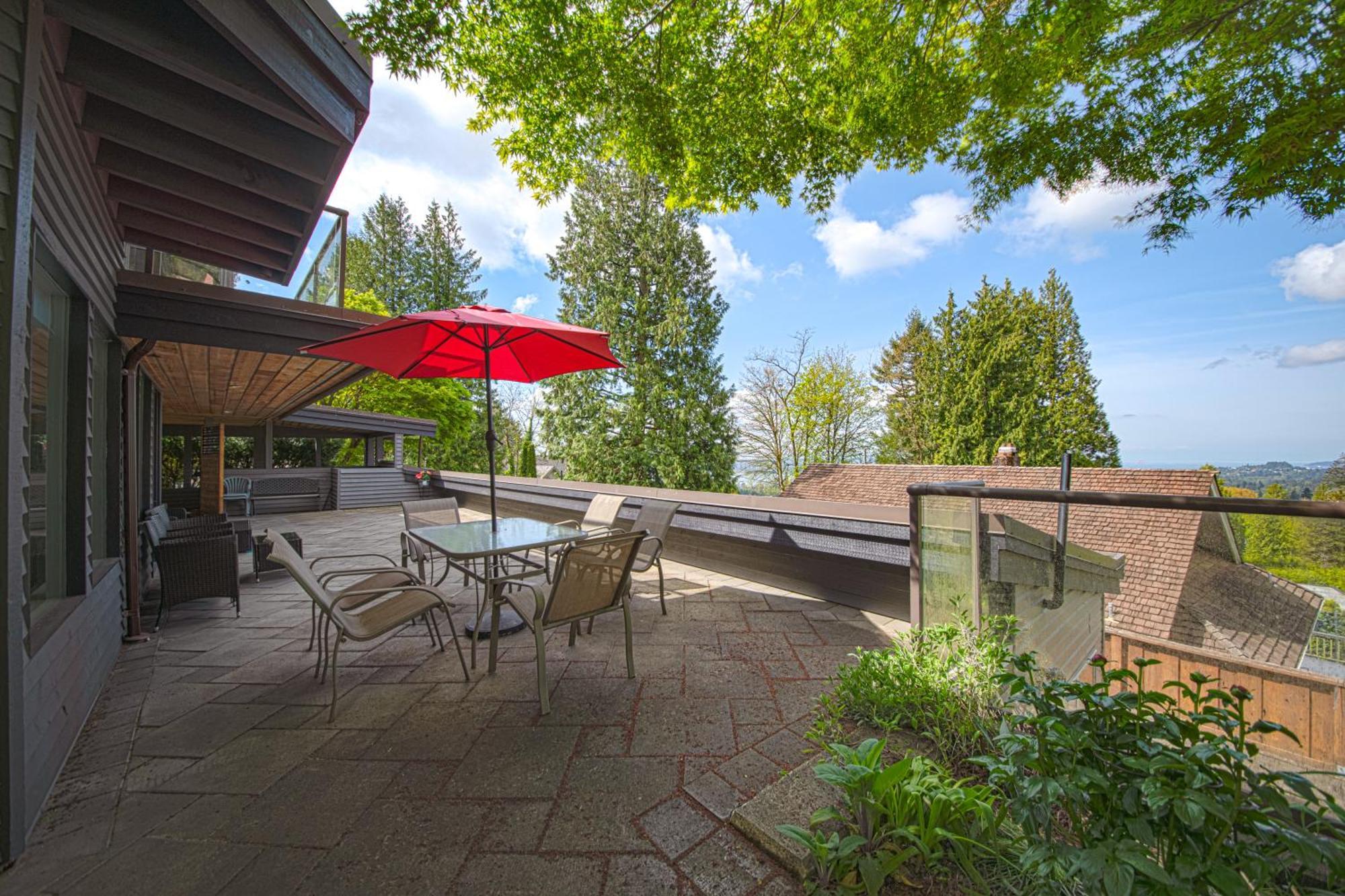 Grouse Cheerful Large Private Bedroom, Bath, Shared Deck, Pool, Hot Tub North Vancouver Eksteriør bilde